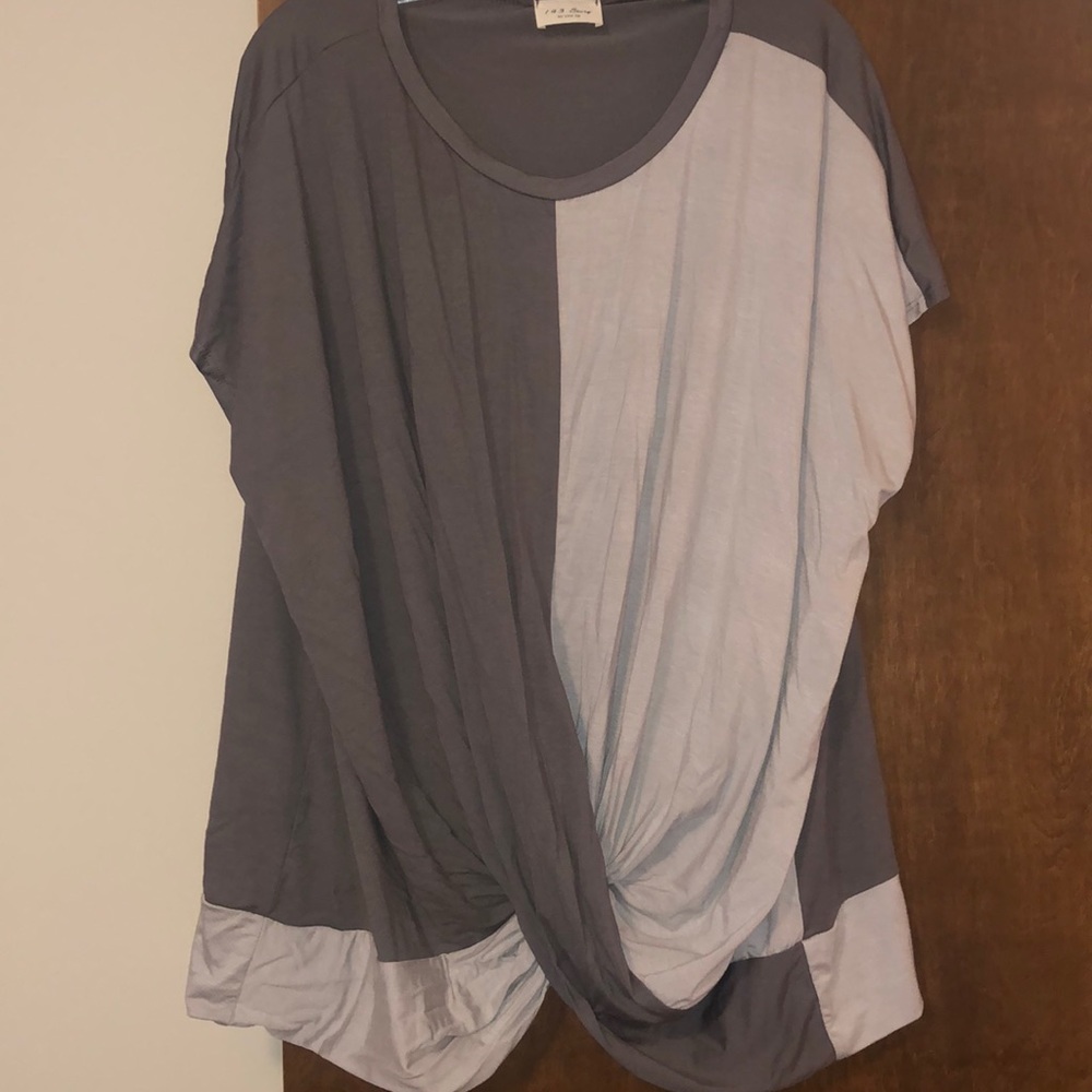 Twist front Plus grey top NWT 3x